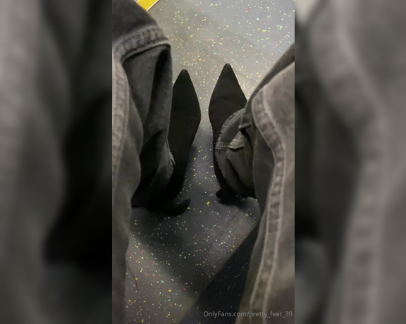 Goddess Vanessa aka pretty_feet_39 Foot Fetish - 03-04-2024 OnlyFans Video - Would you worship my feet in a public transport