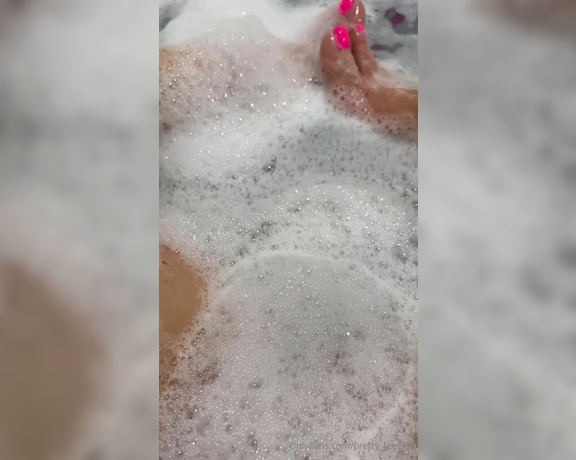 Goddess Vanessa aka pretty_feet_39 Foot Fetish - 01-06-2024 OnlyFans Video - Drop your favourite bath bomb in my dm