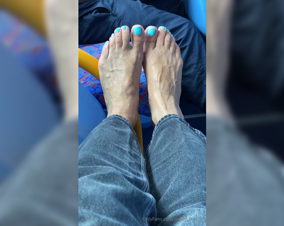 Goddess Vanessa aka pretty_feet_39 Foot Fetish - 07-31-2024 OnlyFans Video - He kept looking at my feet