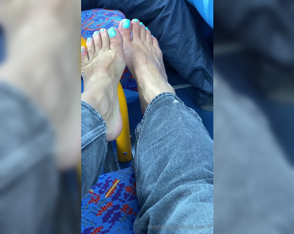 Goddess Vanessa aka pretty_feet_39 Foot Fetish - 07-31-2024 OnlyFans Video - He kept looking at my feet