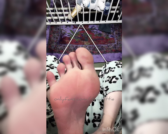 Alyx Wulf aka sillywulf Foot Fetish - 10-05-2024 OnlyFans Video - Leaked sillywulf 38843