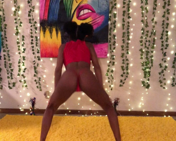 GoddessWilde aka iamgoddesswilde Femdom - 03-11-2021 OnlyFans Video - Twerking to music just because its Thong Thursdays