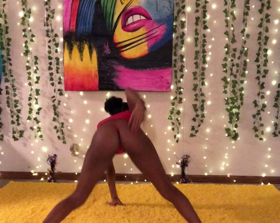 GoddessWilde aka iamgoddesswilde Femdom - 03-11-2021 OnlyFans Video - Twerking to music just because its Thong Thursdays