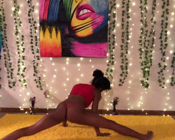 GoddessWilde aka iamgoddesswilde Femdom - 03-11-2021 OnlyFans Video - Twerking to music just because its Thong Thursdays