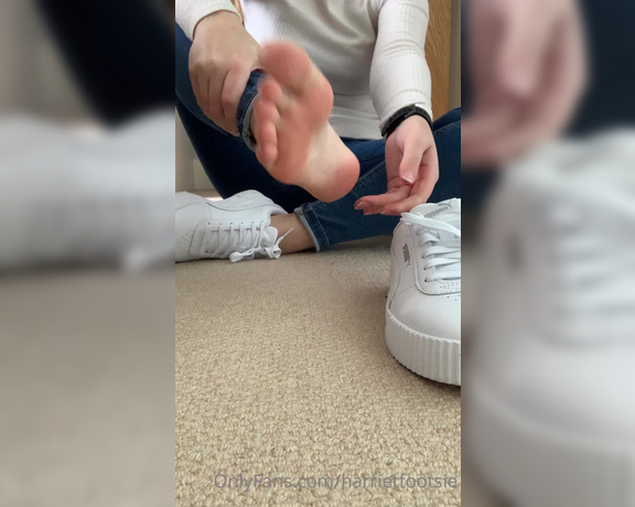 Harriet King aka harrietfootsie Foot Fetish - 11-22-2020 OnlyFans Video - Been walking in fresh new trainers without socks