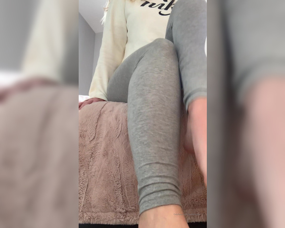 Harriet King aka harrietfootsie Foot Fetish - 03-08-2020 OnlyFans Video - Open wide and taste these toes  how many toes do you think you could fit