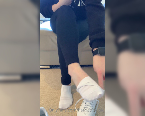 Harriet King aka harrietfootsie Foot Fetish - 12-05-2020 OnlyFans Video - Just blogging about my new pedicure  hope you like them, Ill be making new content