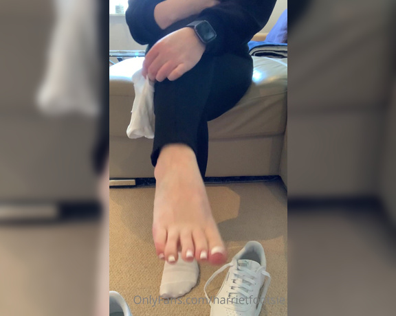 Harriet King aka harrietfootsie Foot Fetish - 12-05-2020 OnlyFans Video - Just blogging about my new pedicure  hope you like them, Ill be making new content