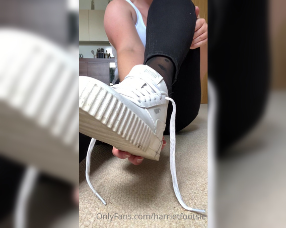 Harriet King aka harrietfootsie Foot Fetish - 07-19-2022 OnlyFans Video - Hosiery sheer socks worn inside trainers  who wants to see X