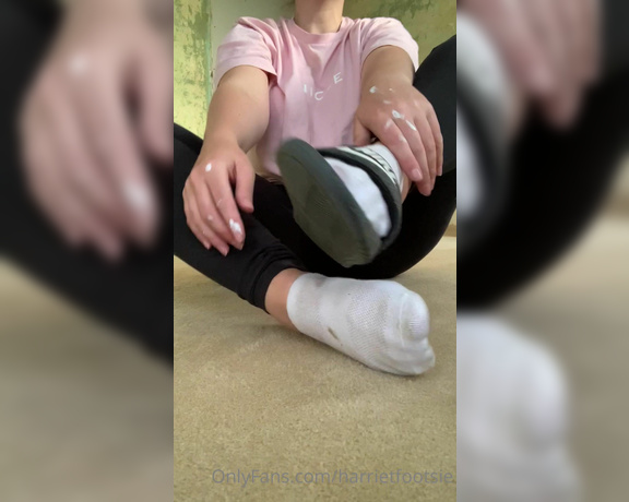 Harriet King aka harrietfootsie Foot Fetish - 06-05-2023 OnlyFans Video - I give you dirty, white ankle socks