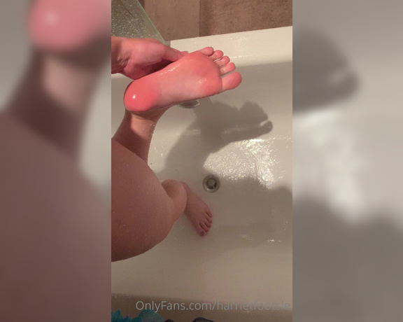 Harriet King aka harrietfootsie Foot Fetish - 09-10-2020 OnlyFans Video - Evening OF, heres a question for you _ would you rather worship my feet during my