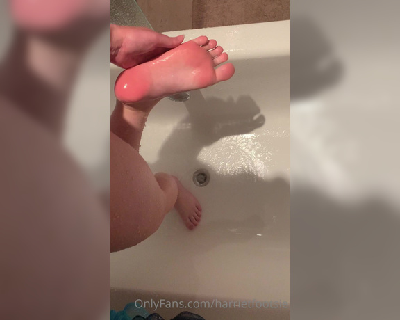 Harriet King aka harrietfootsie Foot Fetish - 09-10-2020 OnlyFans Video - Evening OF, heres a question for you _ would you rather worship my feet during my