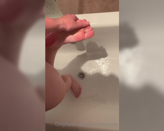 Harriet King aka harrietfootsie Foot Fetish - 09-10-2020 OnlyFans Video - Evening OF, heres a question for you _ would you rather worship my feet during my