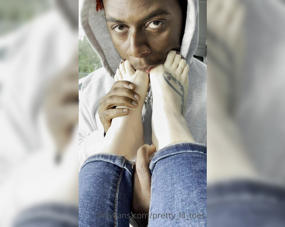 PRETTY TOES aka pretty_lil_toes Foot Fetish - 11-07-2020 OnlyFans Video - What a good fuckin boy   I love how he worships my feet