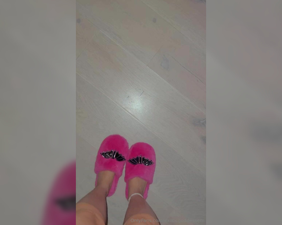 Goddess Em aka exoticgoddessem Foot Fetish - 06-07-2024 OnlyFans Video - i finally was able to log back into my OF