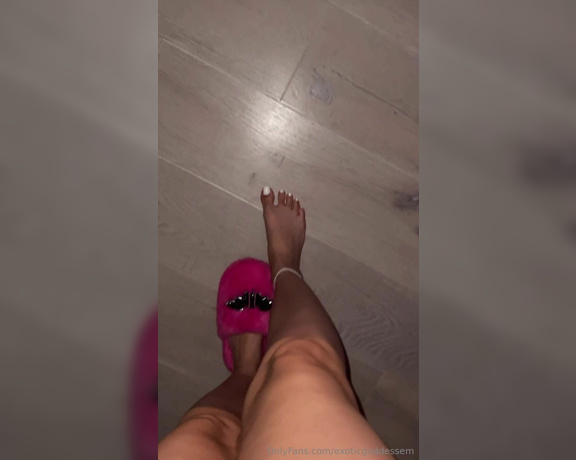 Goddess Em aka exoticgoddessem Foot Fetish - 06-07-2024 OnlyFans Video - i finally was able to log back into my OF