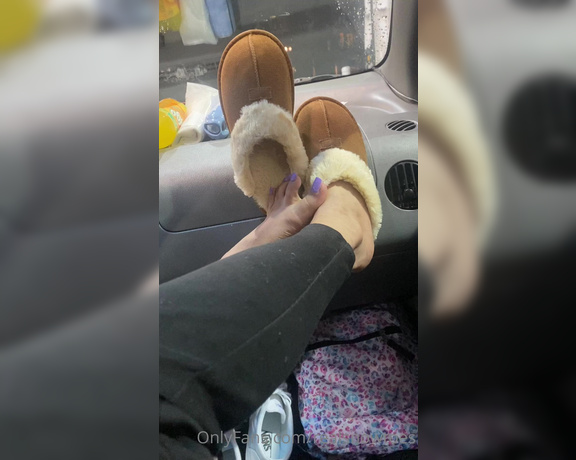 Realsnowtoes aka realsnowtoes Foot Fetish - 12-21-2021 OnlyFans Video - I love shoes specially the ones that are fur