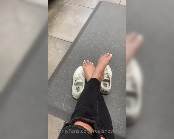 Realsnowtoes aka realsnowtoes Foot Fetish - 12-31-2021 OnlyFans Video - Mmmmmmm white toes