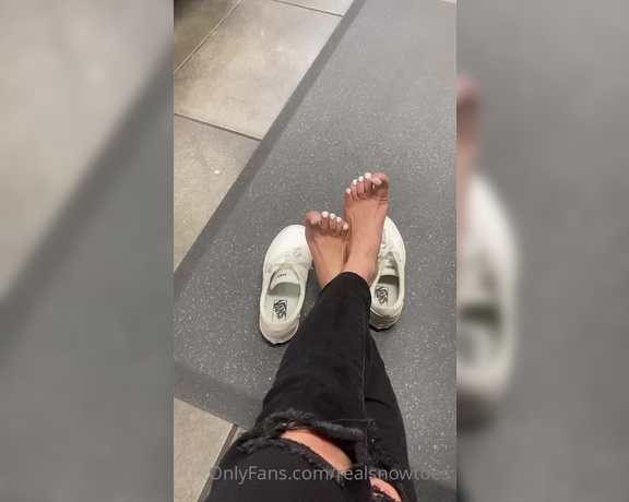 Realsnowtoes aka realsnowtoes Foot Fetish - 12-31-2021 OnlyFans Video - Mmmmmmm white toes