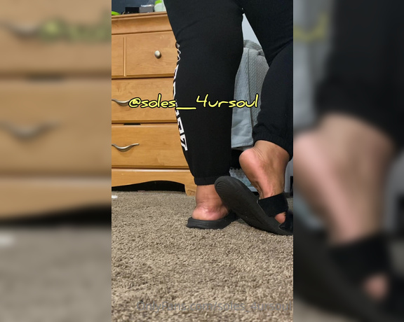 Goddess Сee aka soles_4ursoul Foot Fetish - 03-22-2021 OnlyFans Video - On your knees smell my feet an give me these shoes for free