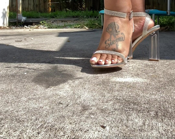 Goddess Сee aka soles_4ursoul Foot Fetish - 05-24-2021 OnlyFans Video - Yall so spoiled