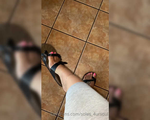 Goddess Сee aka soles_4ursoul Foot Fetish - 02-02-2022 OnlyFans Video - Stinky Birkenstocks