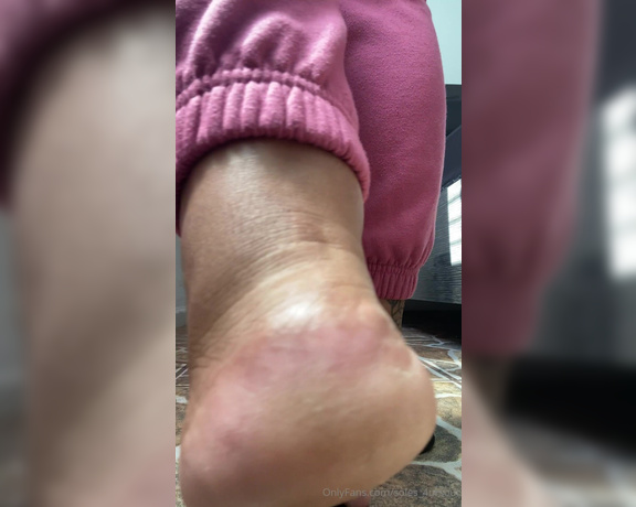 Goddess Сee aka soles_4ursoul Foot Fetish - 05-23-2024 OnlyFans Video - Silent but deadly