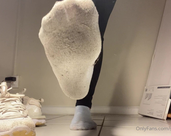 Obeydiosa aka obeydiosax Foot Fetish - 06-17-2021 OnlyFans Video - Smelly sneaker and sock removal