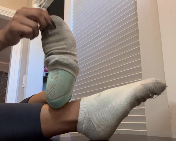 Obeydiosa aka obeydiosax Foot Fetish - 10-27-2022 OnlyFans Video - White Hanes and teal sweaty ankle sock removal