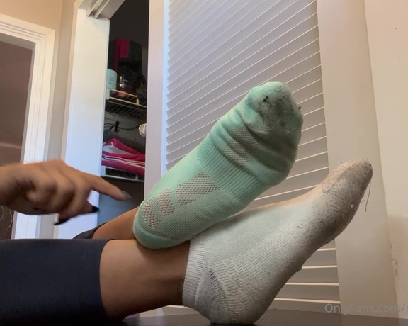 Obeydiosa aka obeydiosax Foot Fetish - 10-27-2022 OnlyFans Video - White Hanes and teal sweaty ankle sock removal