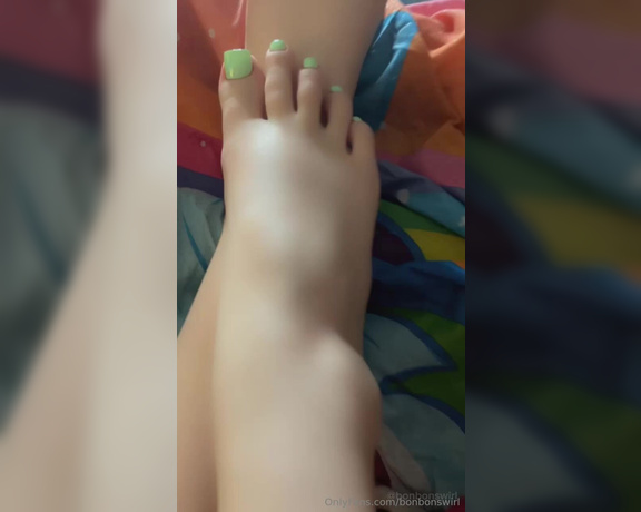 Bonbonswirl aka bonbonswirl Foot Fetish - 08-22-2024 OnlyFans Video - had an AWFUL day, but here are the new nails