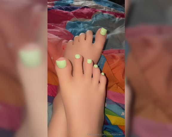 Bonbonswirl aka bonbonswirl Foot Fetish - 08-22-2024 OnlyFans Video - had an AWFUL day, but here are the new nails