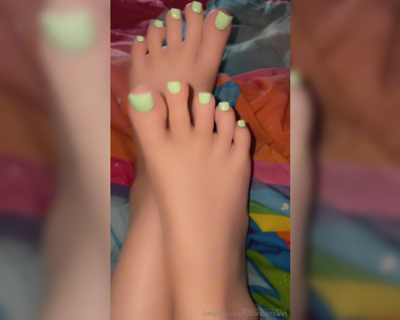 Bonbonswirl aka bonbonswirl Foot Fetish - 08-22-2024 OnlyFans Video - had an AWFUL day, but here are the new nails