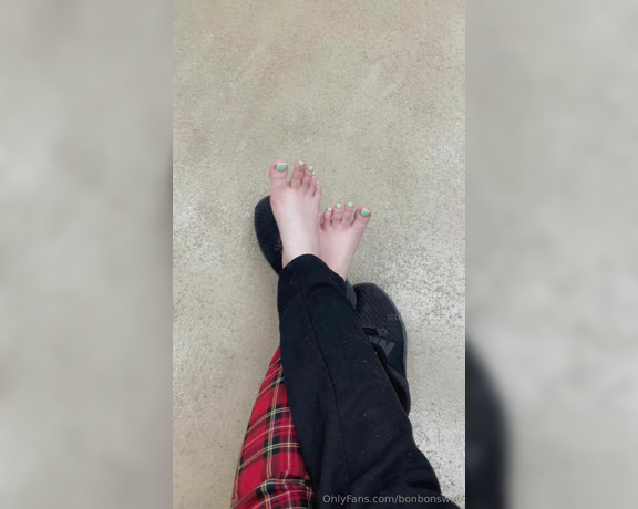 Bonbonswirl aka bonbonswirl Foot Fetish - 09-03-2024 OnlyFans Video - stinkysweaty