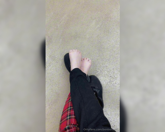 Bonbonswirl aka bonbonswirl Foot Fetish - 09-03-2024 OnlyFans Video - stinkysweaty