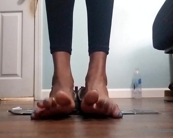 Chocolate Foot Goddess aka cfootgoddessx Foot Fetish - 10-26-2020 OnlyFans Video - Box Of Tines Giantess SFX