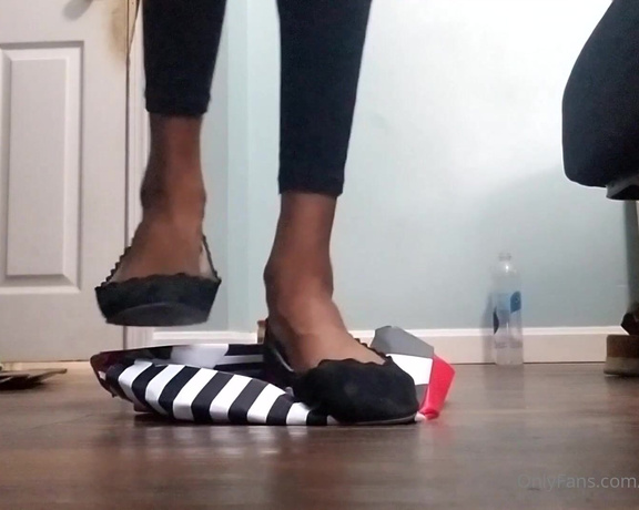 Chocolate Foot Goddess aka cfootgoddessx Foot Fetish - 10-26-2020 OnlyFans Video - Box Of Tines Giantess SFX