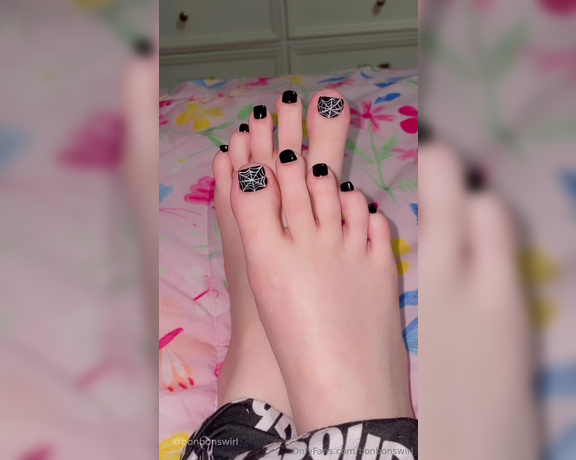 Bonbonswirl aka bonbonswirl Foot Fetish - 10-26-2024 OnlyFans Video - My halloween nails