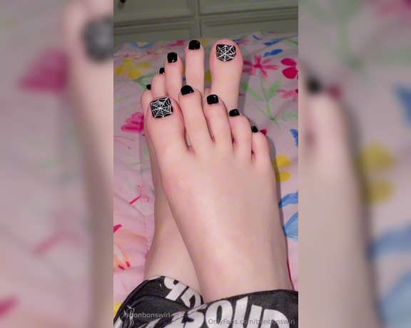 Bonbonswirl aka bonbonswirl Foot Fetish - 10-26-2024 OnlyFans Video - My halloween nails