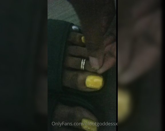 Chocolate Foot Goddess aka cfootgoddessx Foot Fetish - 05-05-2020 OnlyFans Video - Only toe jam and dead skin to eat and warm sweat to drink tiny bug