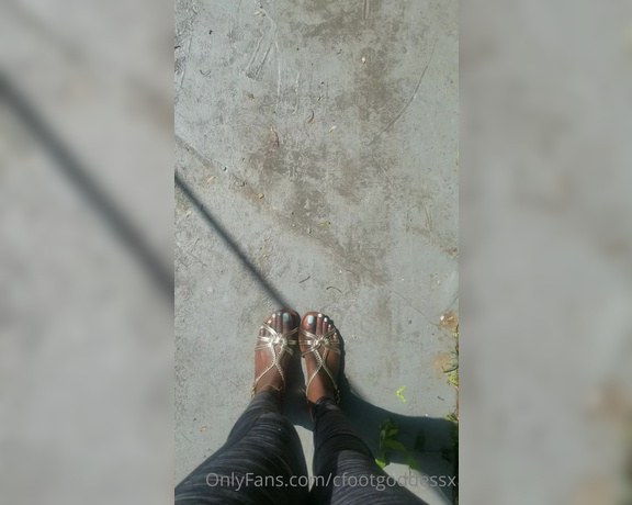 Chocolate Foot Goddess aka cfootgoddessx Foot Fetish - 06-10-2023 OnlyFans Video - Such a beautiful sunny day today to wiggle and air out my long toes