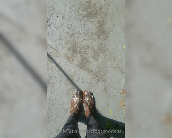 Chocolate Foot Goddess aka cfootgoddessx Foot Fetish - 06-10-2023 OnlyFans Video - Such a beautiful sunny day today to wiggle and air out my long toes