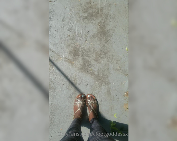 Chocolate Foot Goddess aka cfootgoddessx Foot Fetish - 06-10-2023 OnlyFans Video - Such a beautiful sunny day today to wiggle and air out my long toes