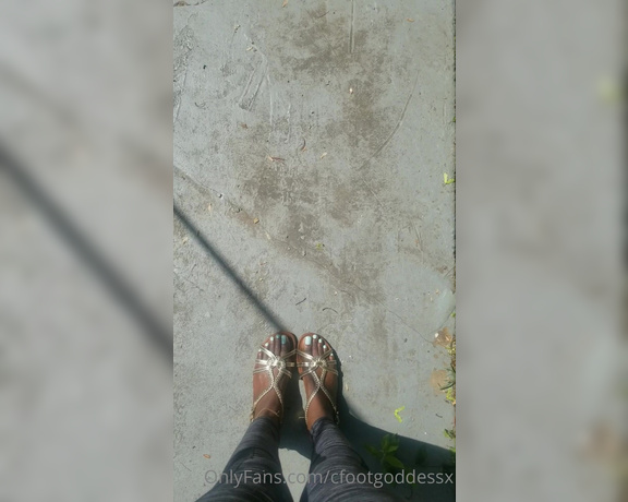 Chocolate Foot Goddess aka cfootgoddessx Foot Fetish - 06-10-2023 OnlyFans Video - Such a beautiful sunny day today to wiggle and air out my long toes