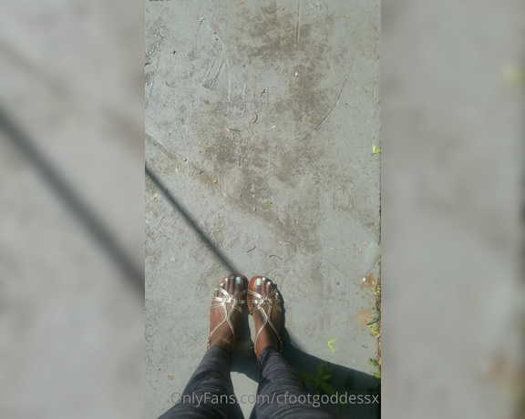 Chocolate Foot Goddess aka cfootgoddessx Foot Fetish - 06-10-2023 OnlyFans Video - Such a beautiful sunny day today to wiggle and air out my long toes