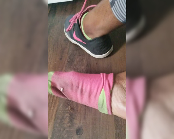 Chocolate Foot Goddess aka cfootgoddessx Foot Fetish - 04-05-2020 OnlyFans Video - When tinie been in my shoe all day at the gym and i let him out