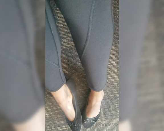 Chocolate Foot Goddess aka cfootgoddessx Foot Fetish - 05-12-2021 OnlyFans Video - Shy toes can you see, but it makes you feel some type of way because you