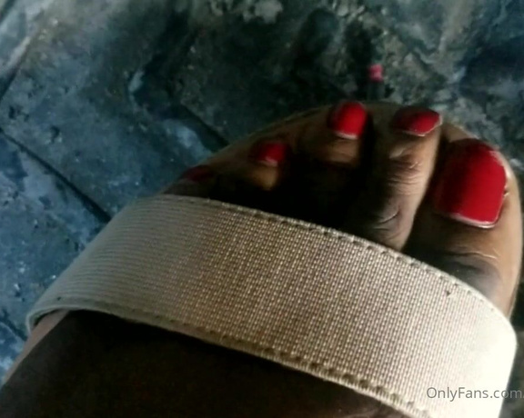 Chocolate Foot Goddess aka cfootgoddessx Foot Fetish - 02-26-2022 OnlyFans Video - Tinies under me forever