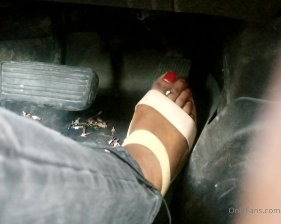 Chocolate Foot Goddess aka cfootgoddessx Foot Fetish - 02-26-2022 OnlyFans Video - Tinies under me forever