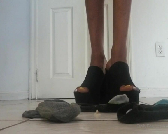 Chocolate Foot Goddess aka cfootgoddessx Foot Fetish - 05-05-2020 OnlyFans Video - Obsessed Giantess Sock Entrapment